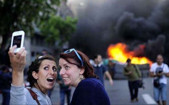 bad-timing-selfies-21